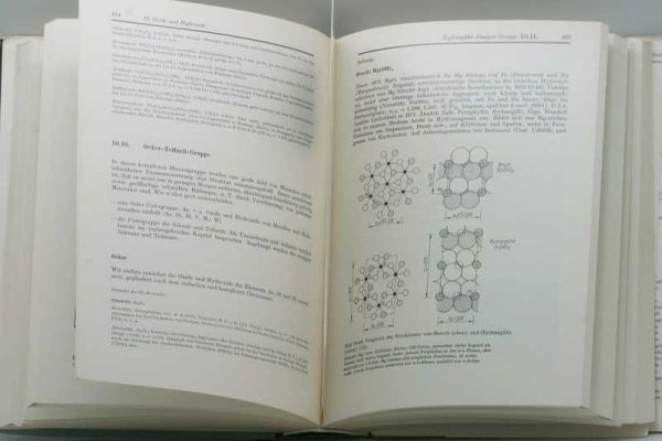 Lehrbuch der Mineralogie