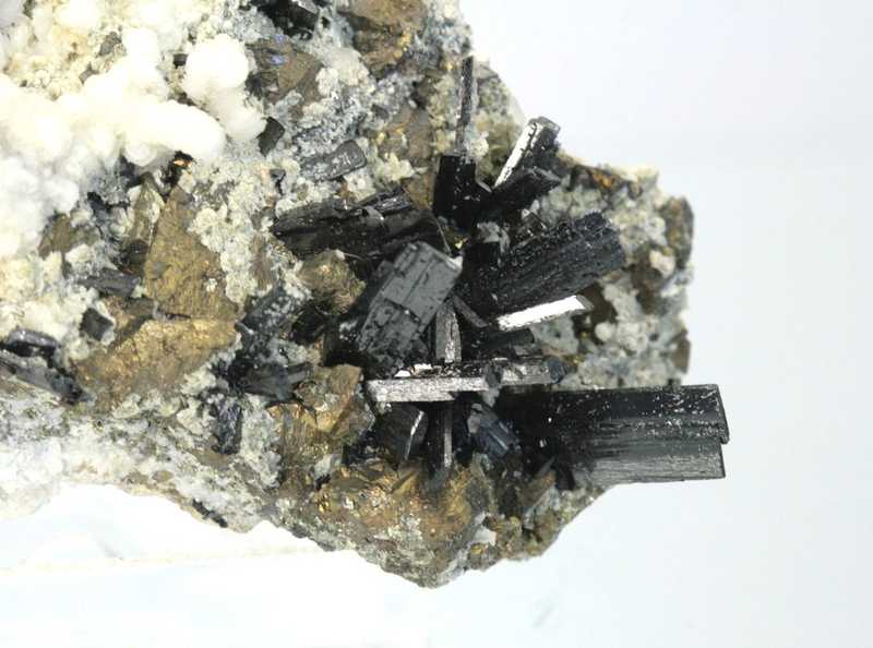 Wolframite, chalcopyrite, calcite