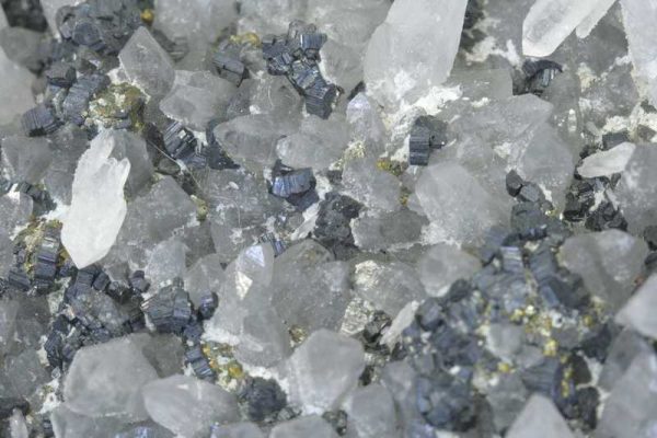 Bournonite, quartz, chalcopyrite - Image 2