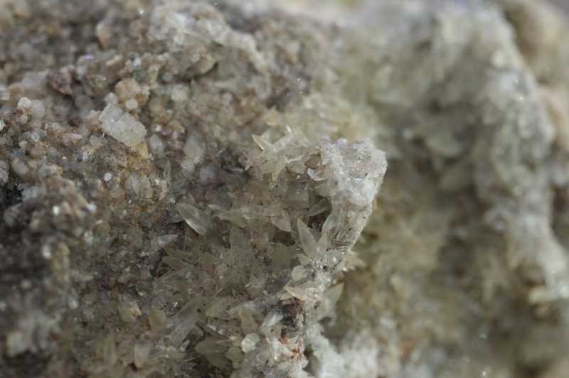 Harmotome, heulandite, calcite - Image 3