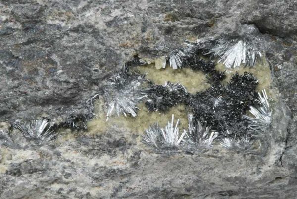 Stibnite, kermesite - Image 4