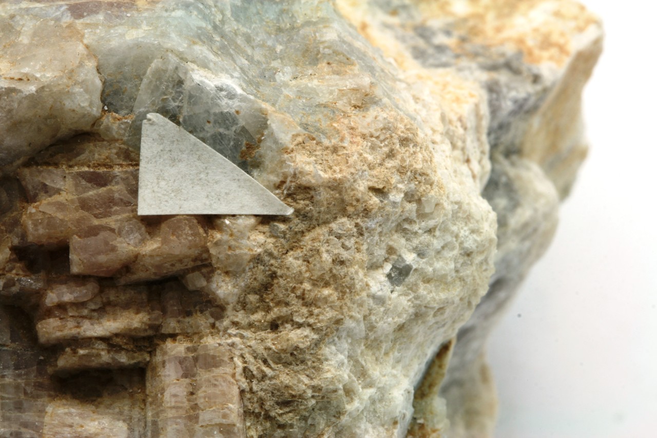 Darrellhenryite, clevelandite, spodumene, pollucite - Image 5