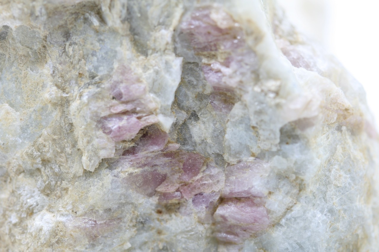 Petalite, darrellhenryite - Image 7