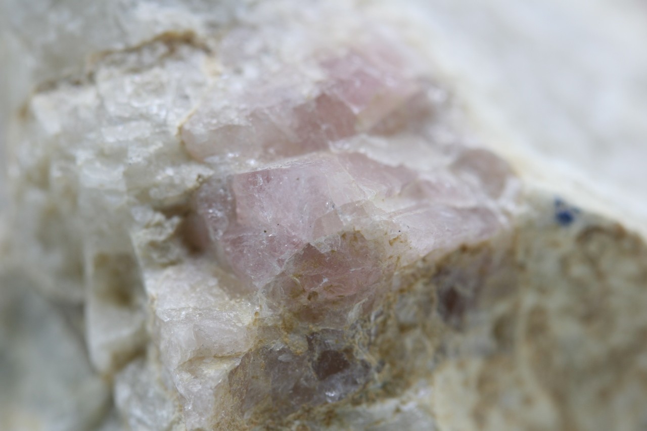 Petalite, darrellhenryite - Image 8