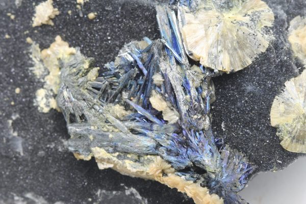Valentinite, stibnite - Image 9