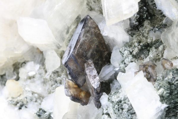 Titanite, calcite - Image 12