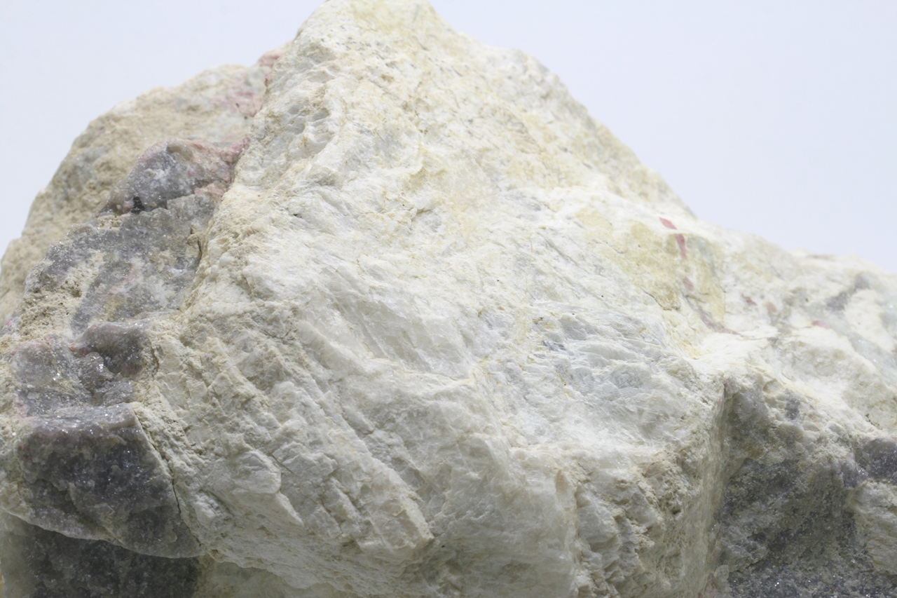 Petalite, darrellhenryite - Image 9