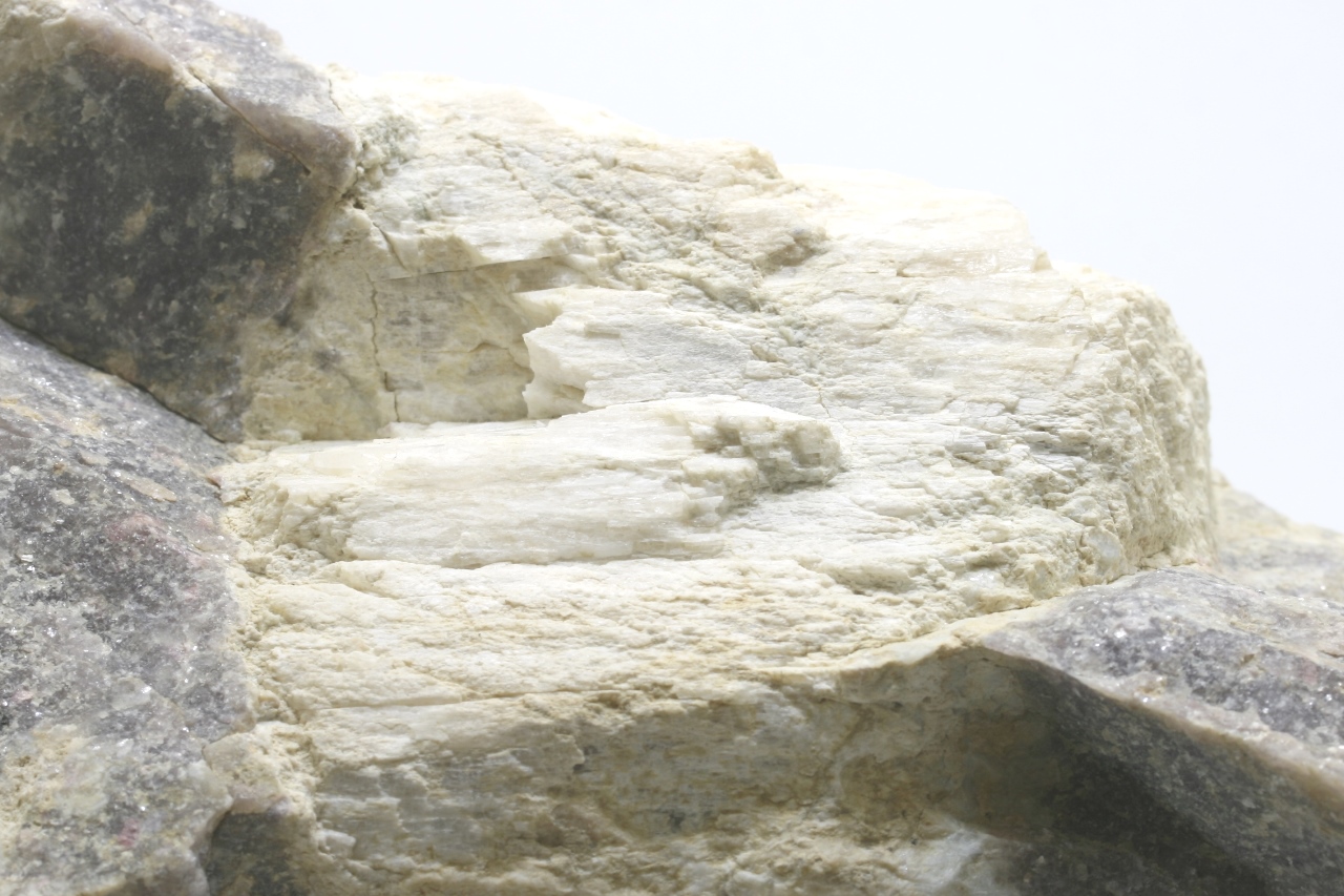 Petalite, darrellhenryite - Image 10