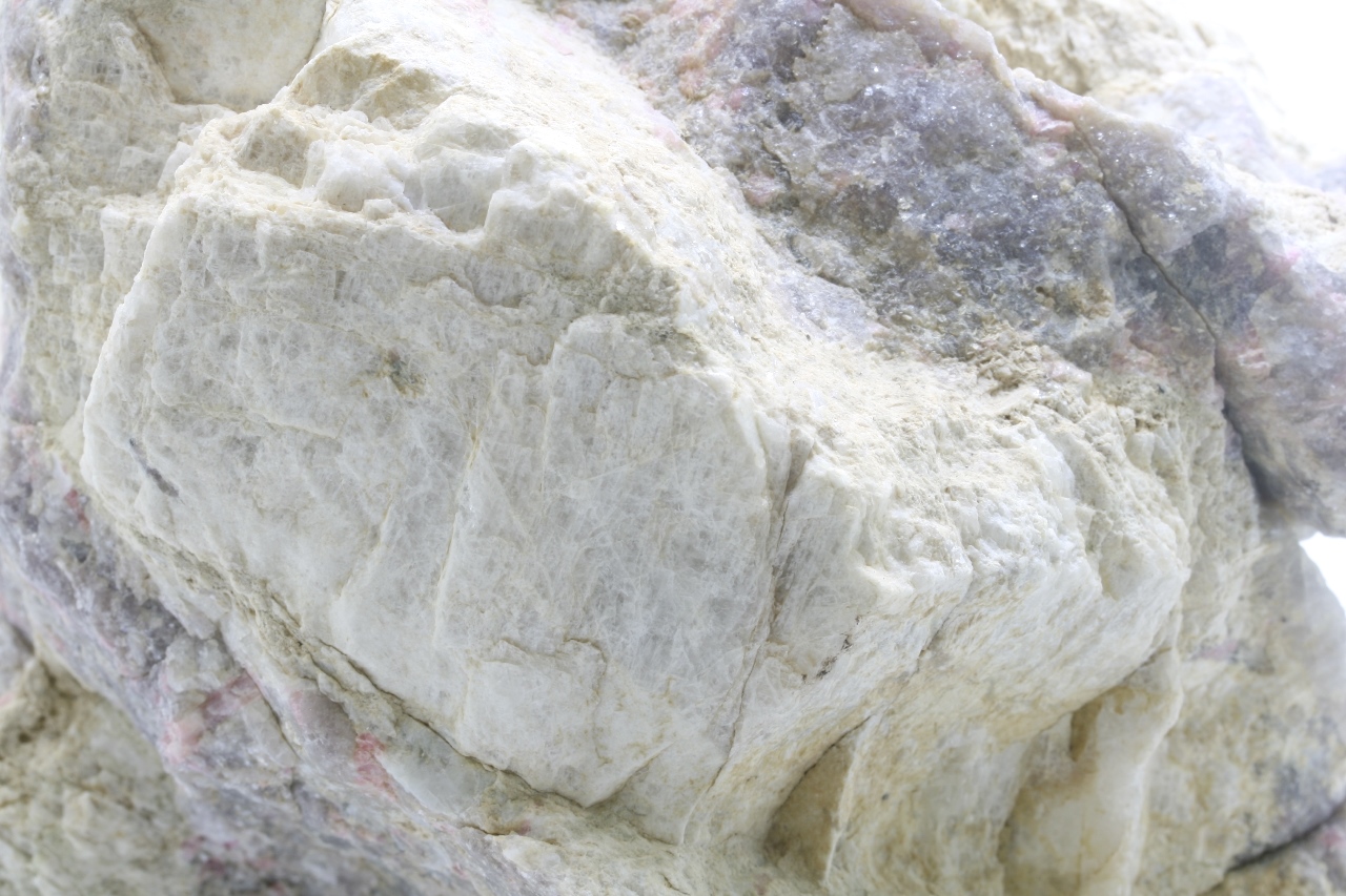 Petalite, darrellhenryite - Image 11