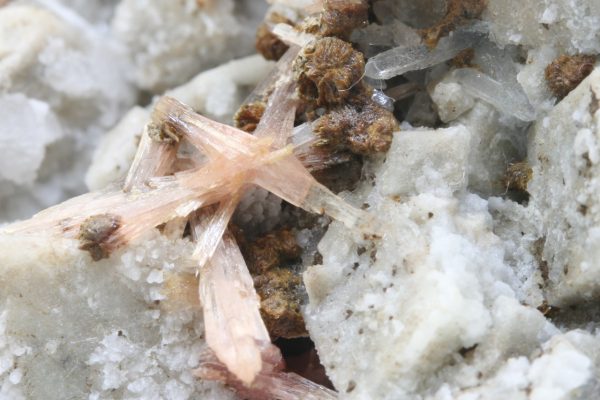 Inesite, hubeite, dolomite - Image 13