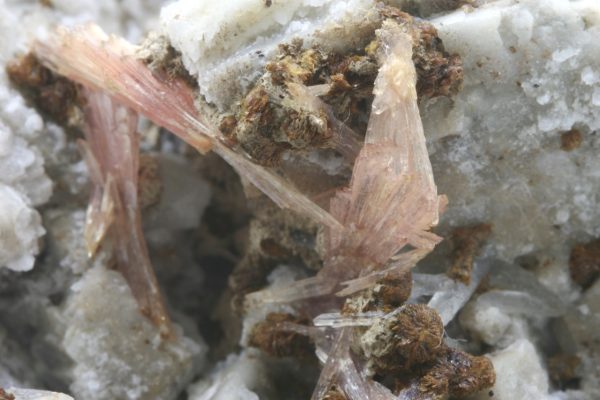 Inesite, hubeite, dolomite - Image 15