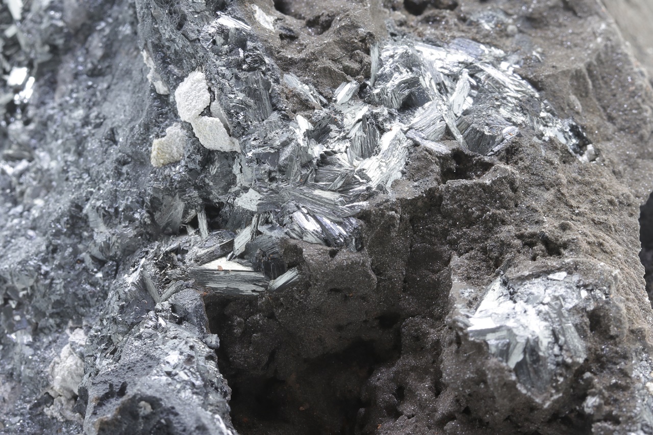 Pyrolusite, quartz - Image 8