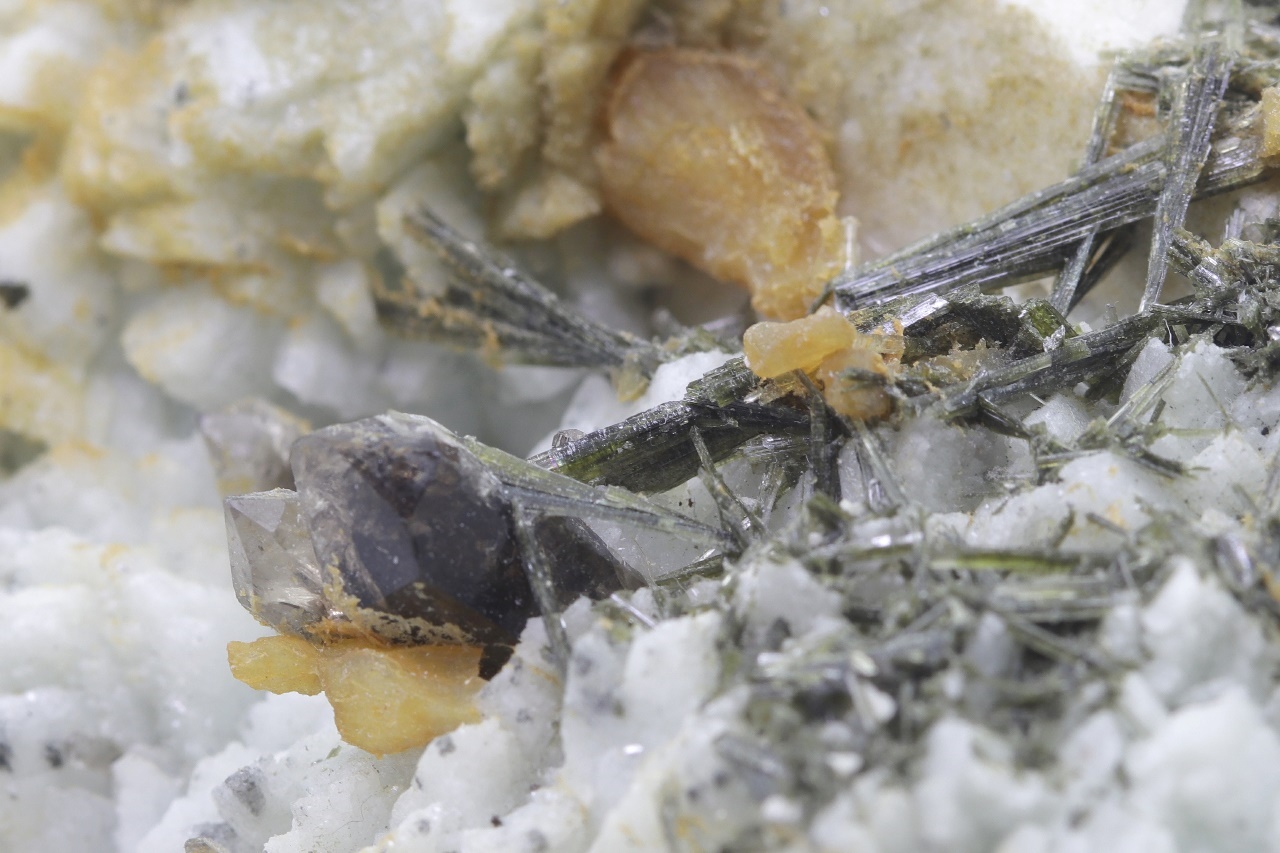 Stilbite, epidote, axinite - Image 5