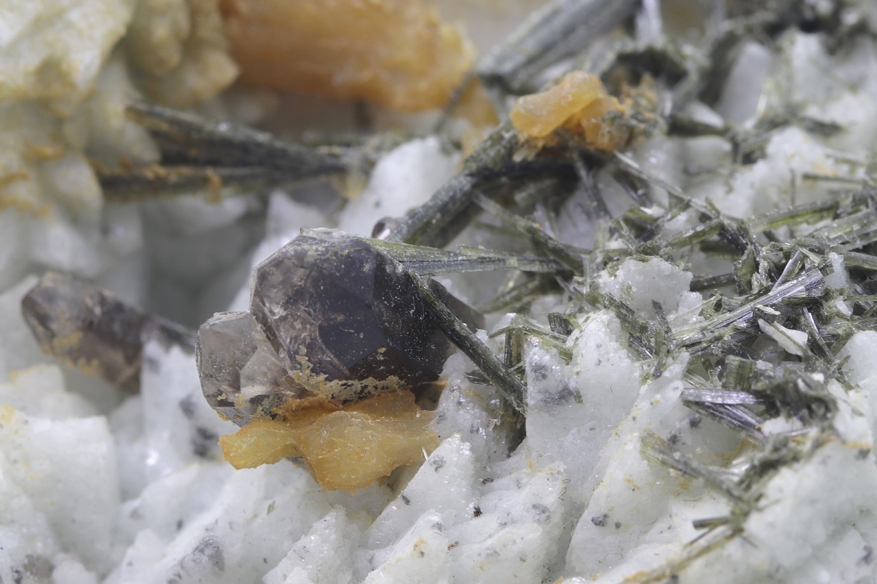 Stilbite, epidote, axinite - Image 6