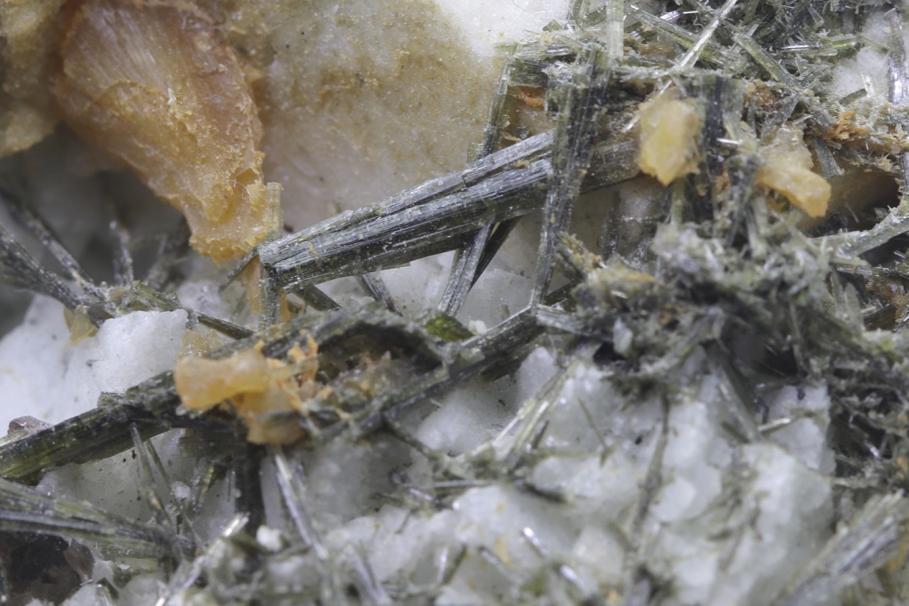 Stilbite, epidote, axinite - Image 7