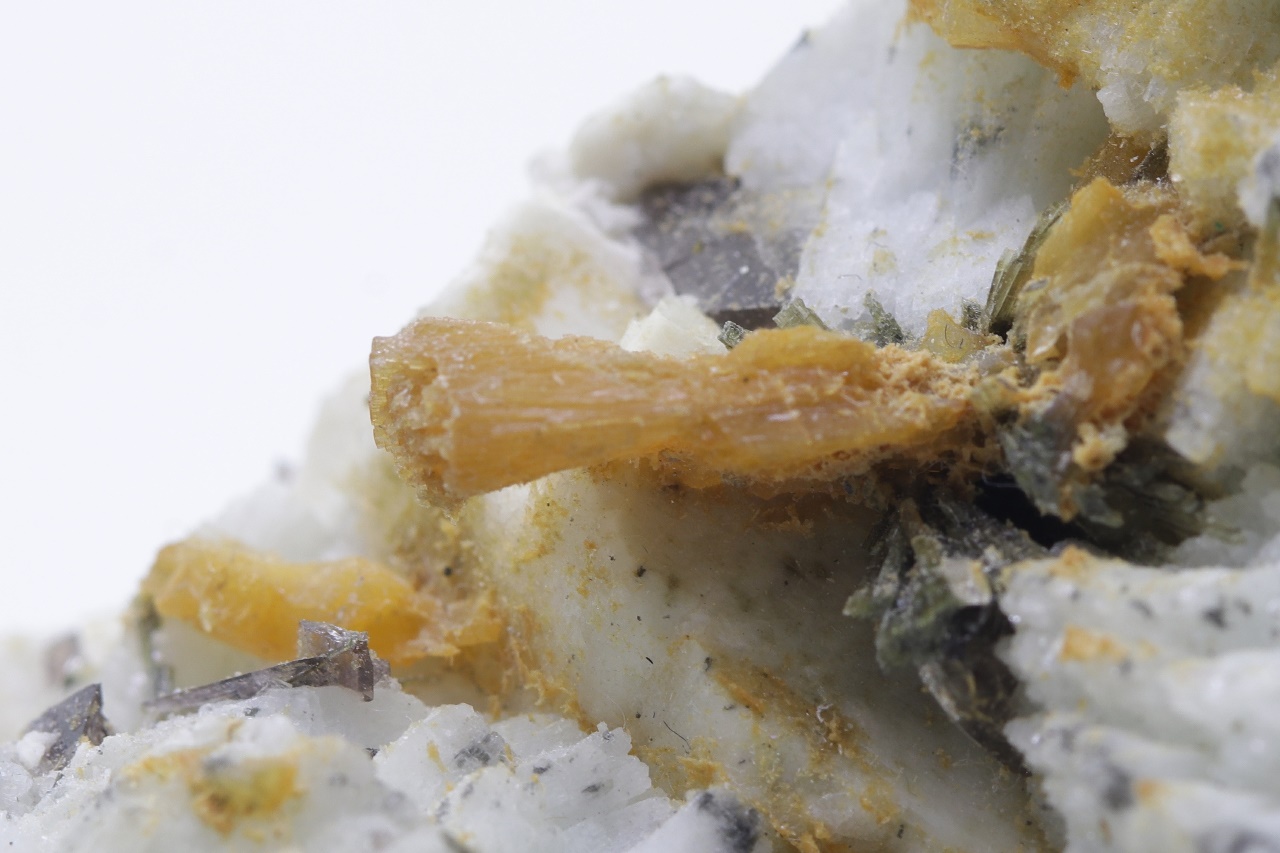Stilbite, epidote, axinite - Image 10