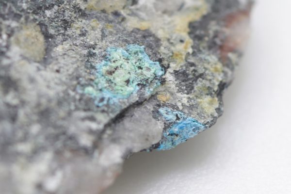 Lindackerite, Lavendulan