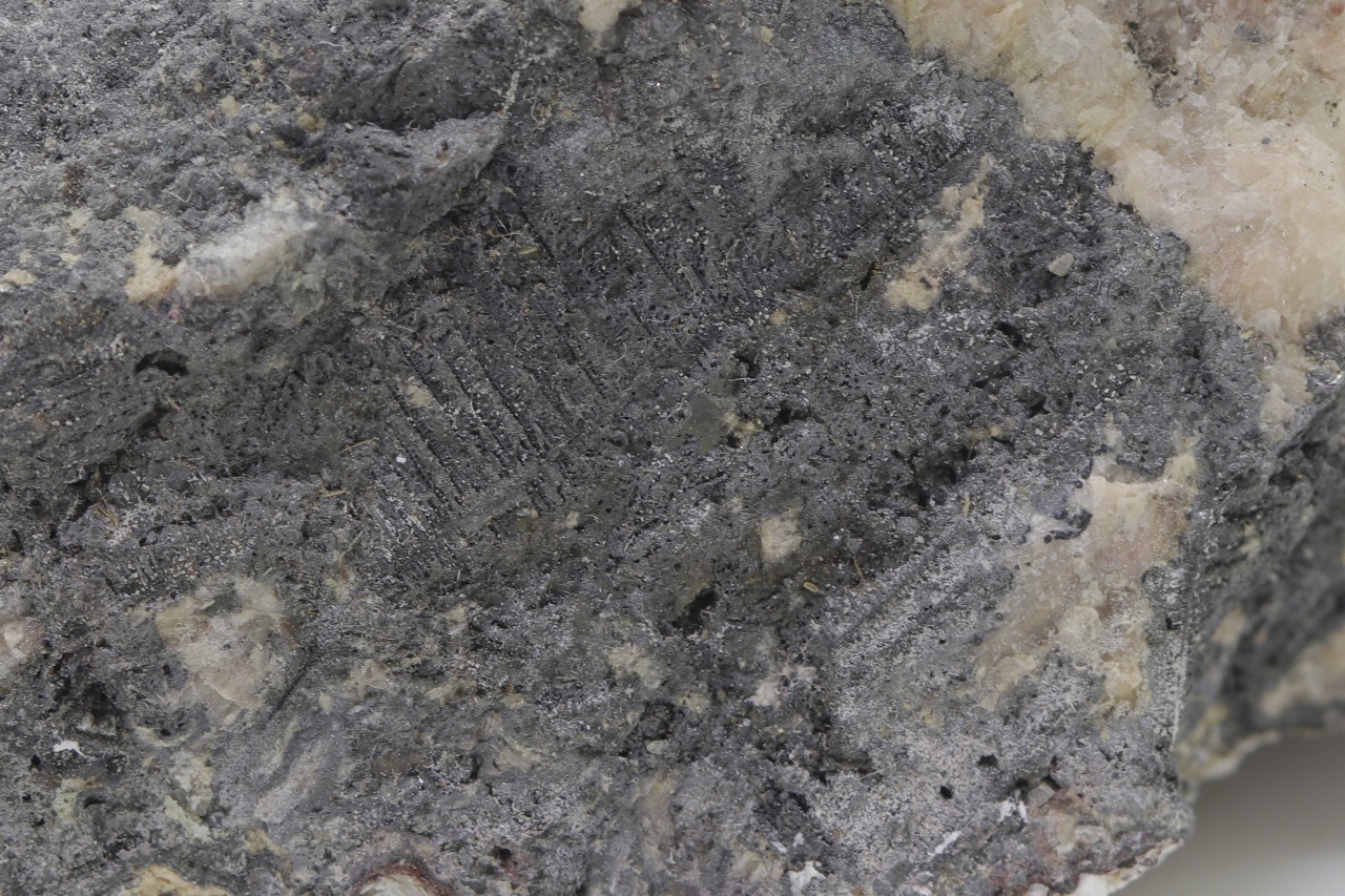 Skutterudite, rammelsbergite - Image 5