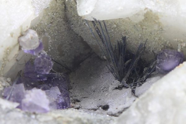 Bismuthinite, fluorite