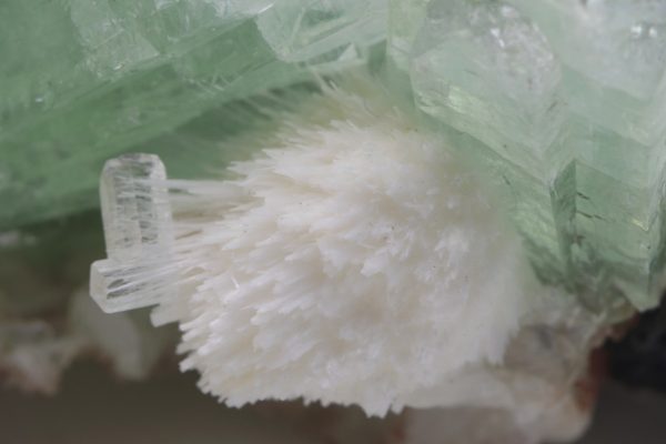 Apophyllite, stilbite, mesolite - Image 11