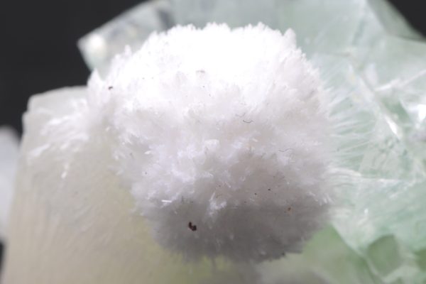 Apophyllite, stilbite, mesolite - Image 12