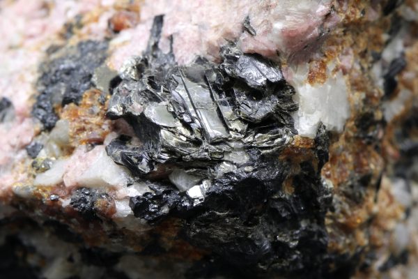 Lennilenapeite, franklinite, rhodonite, spessartine - Image 4