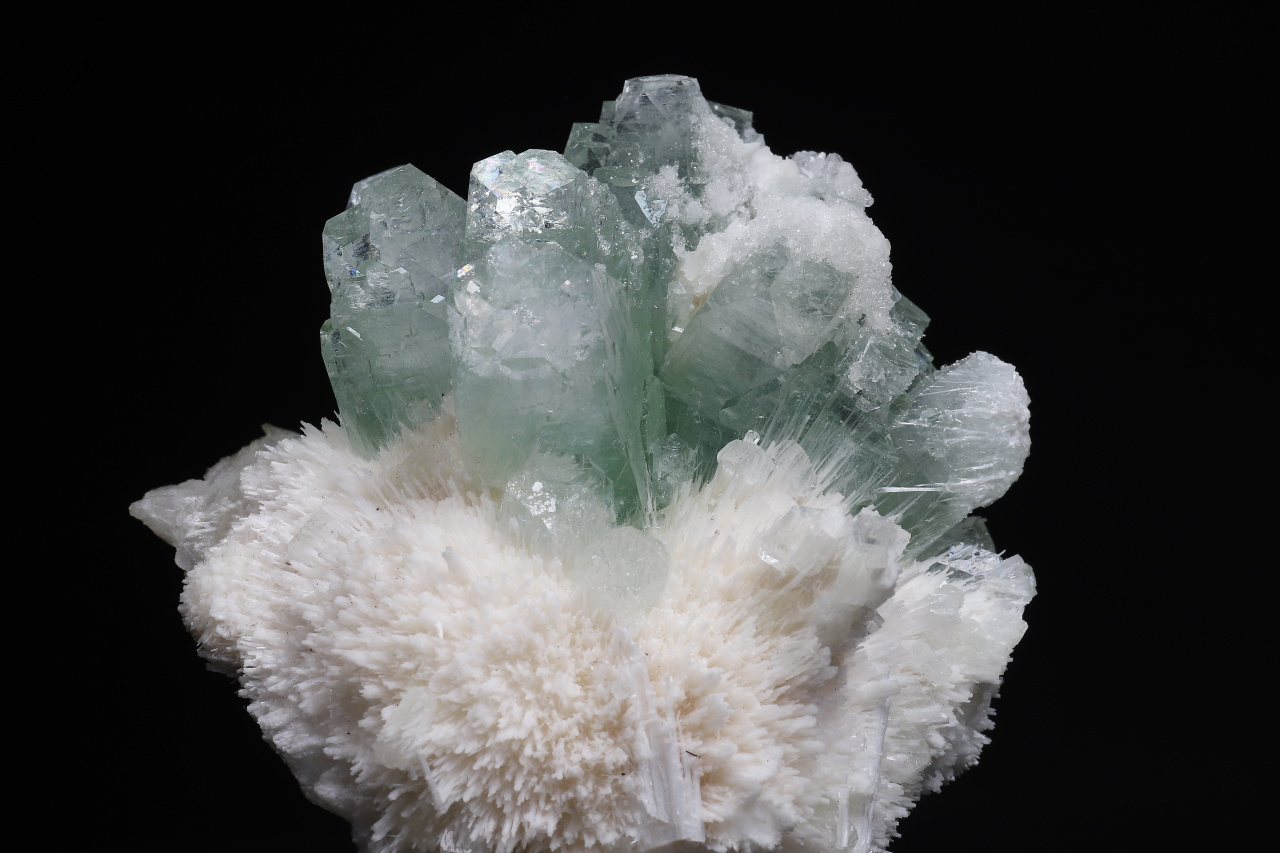 Apophyllite, mesolite - Image 4