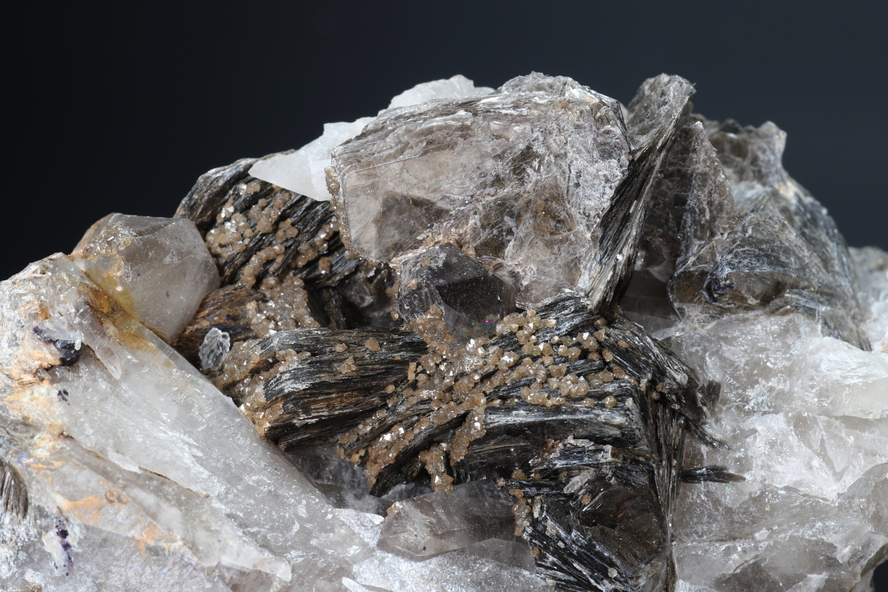 Scheelite, cinvaldite - Image 5