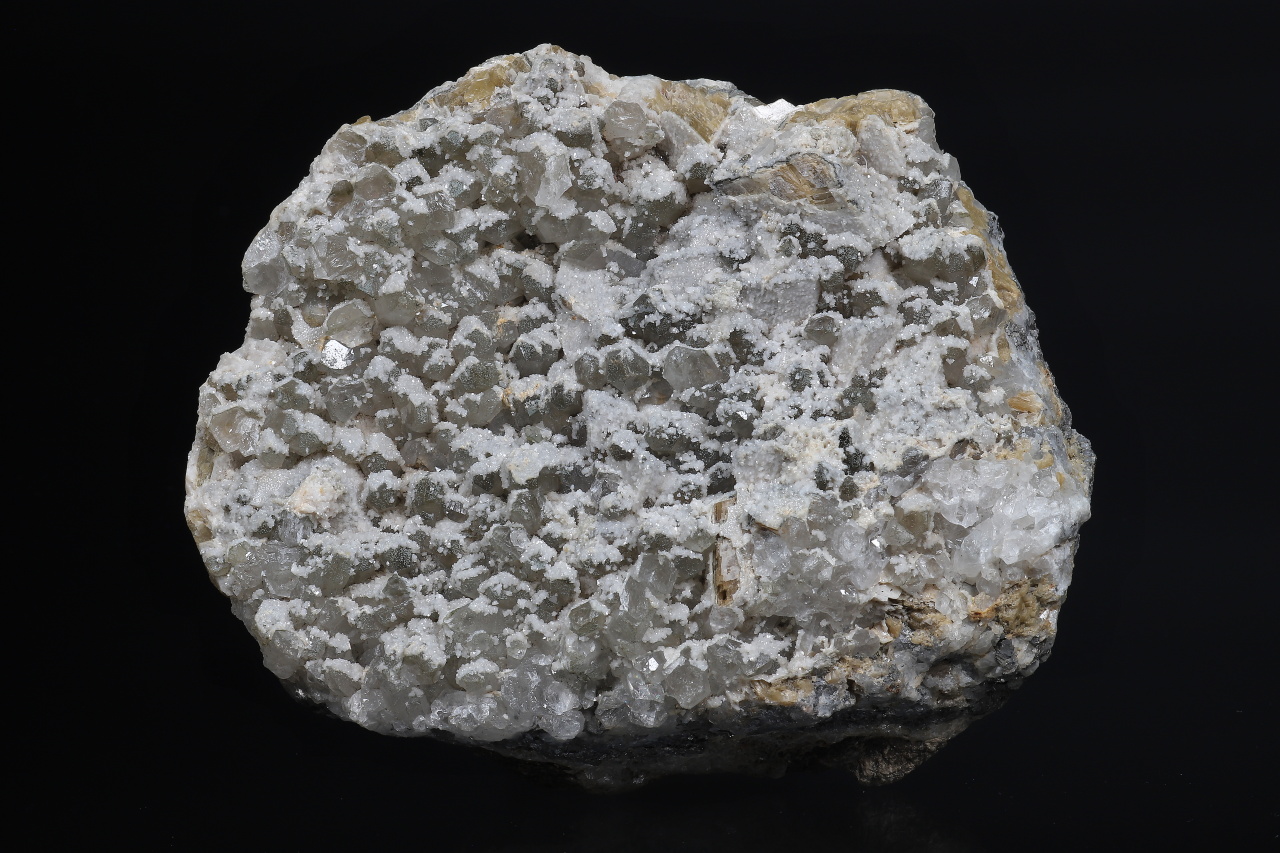 Siderite, quartz, dolomite, arsenopyrite