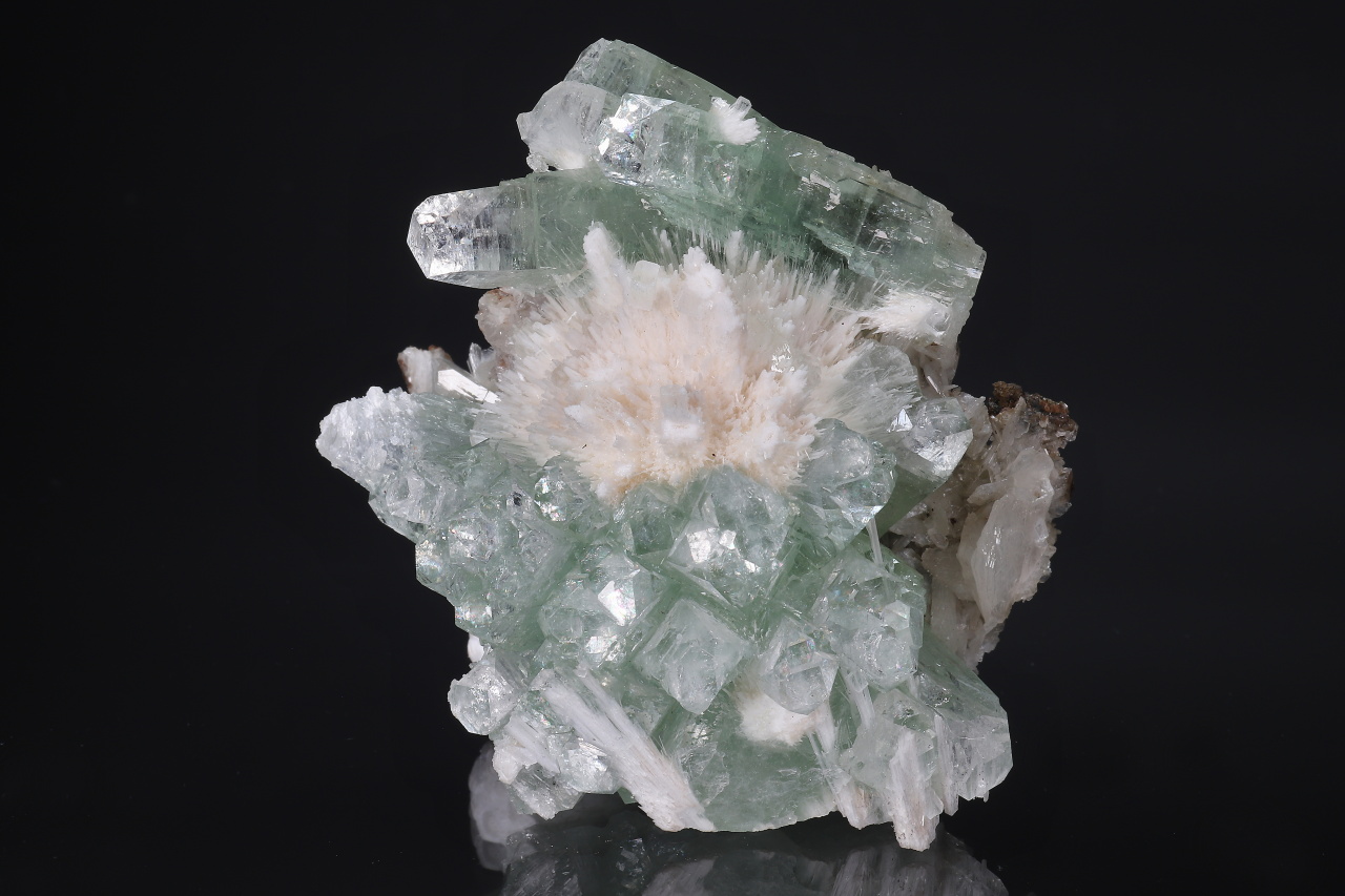 Apophyllite, stilbite, mesolite