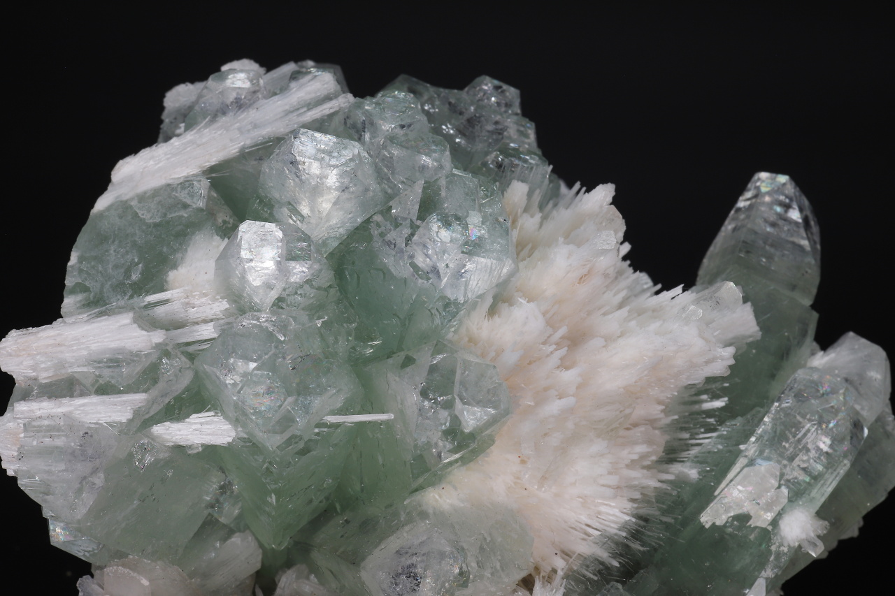 Apophyllite, stilbite, mesolite - Image 8