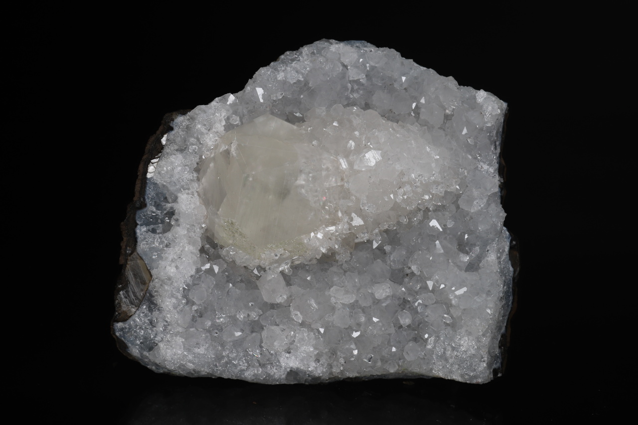 Calcite, quartz, apophyllite - Image 3