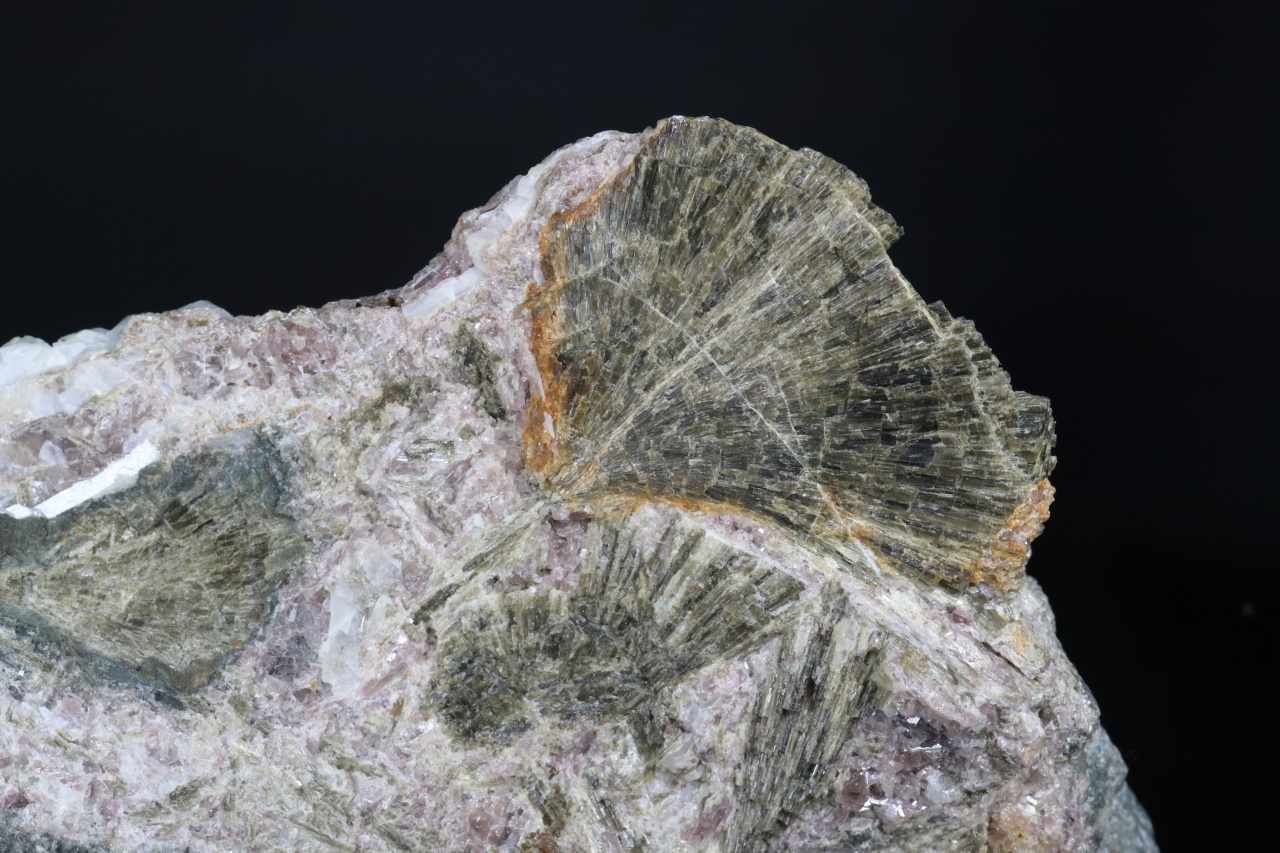 Clinozoisite, axinite - Image 4