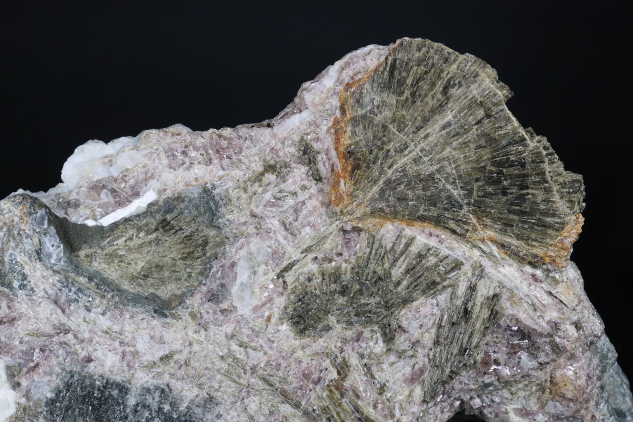 Clinozoisite, axinite - Image 3