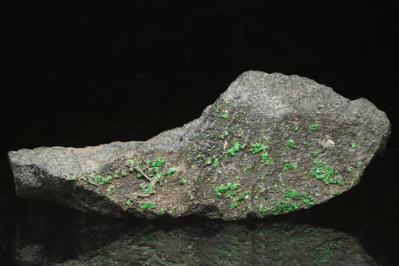 Shuiskite, uvarovite - Image 2