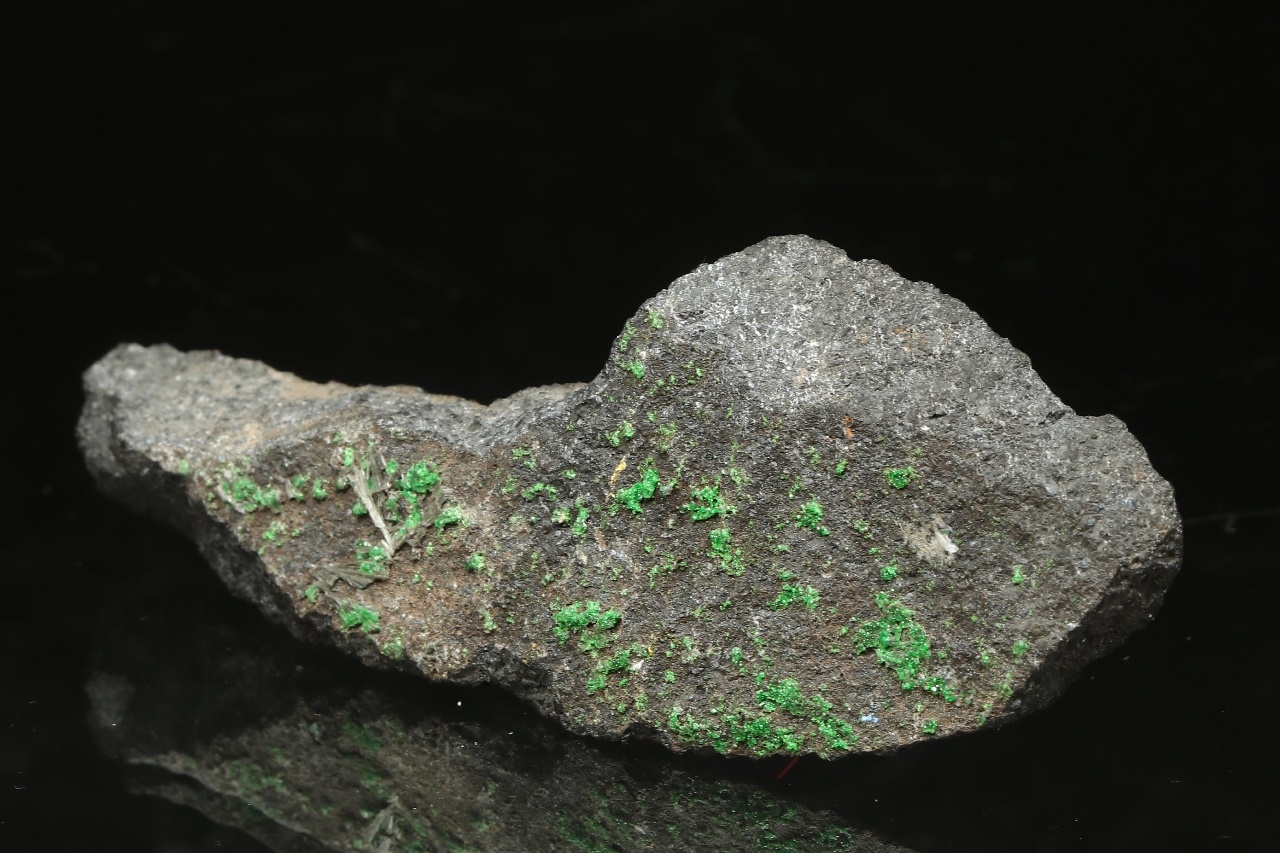 Shuiskite, uvarovite - Image 3