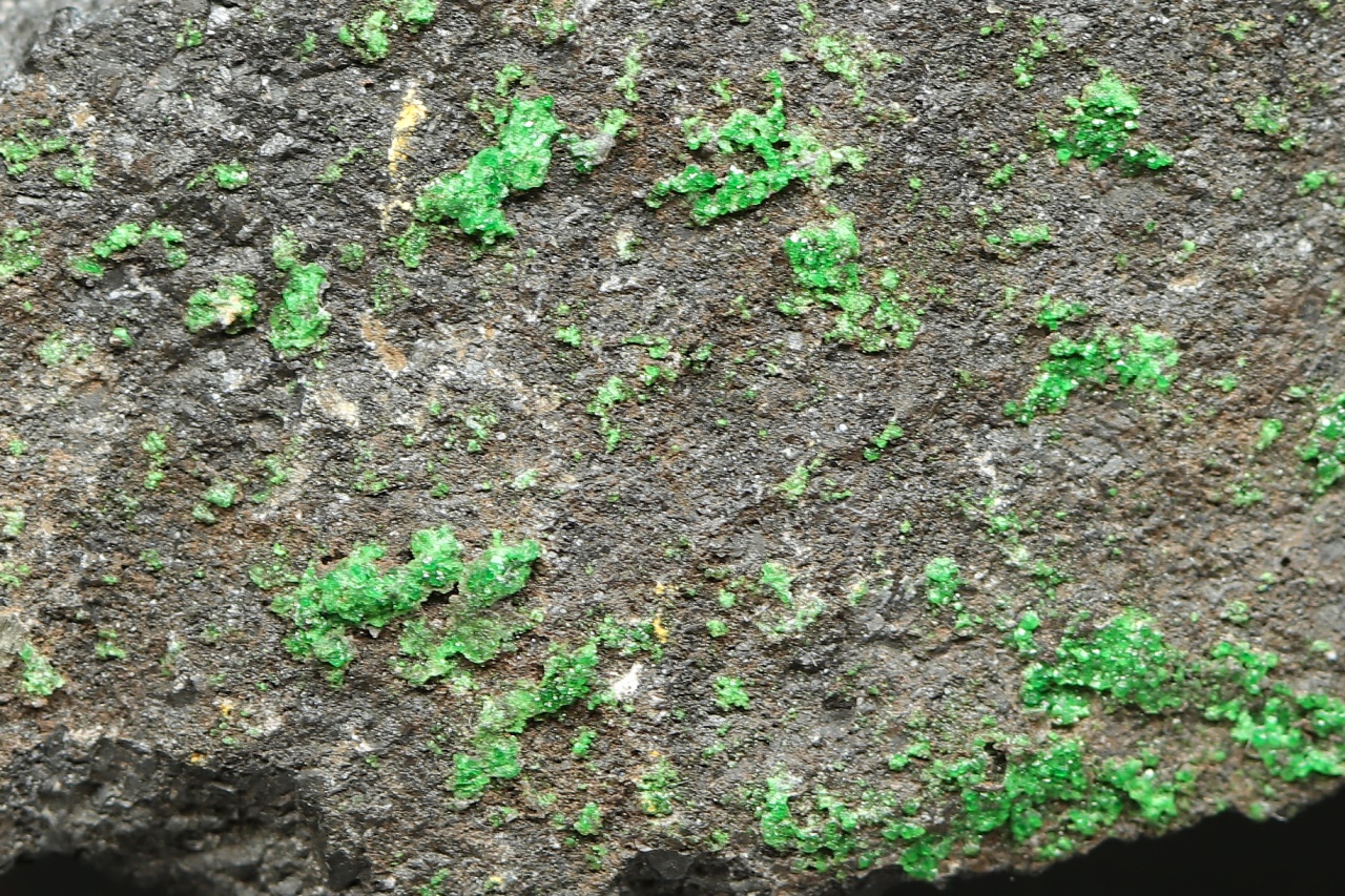 Shuiskite, uvarovite - Image 4