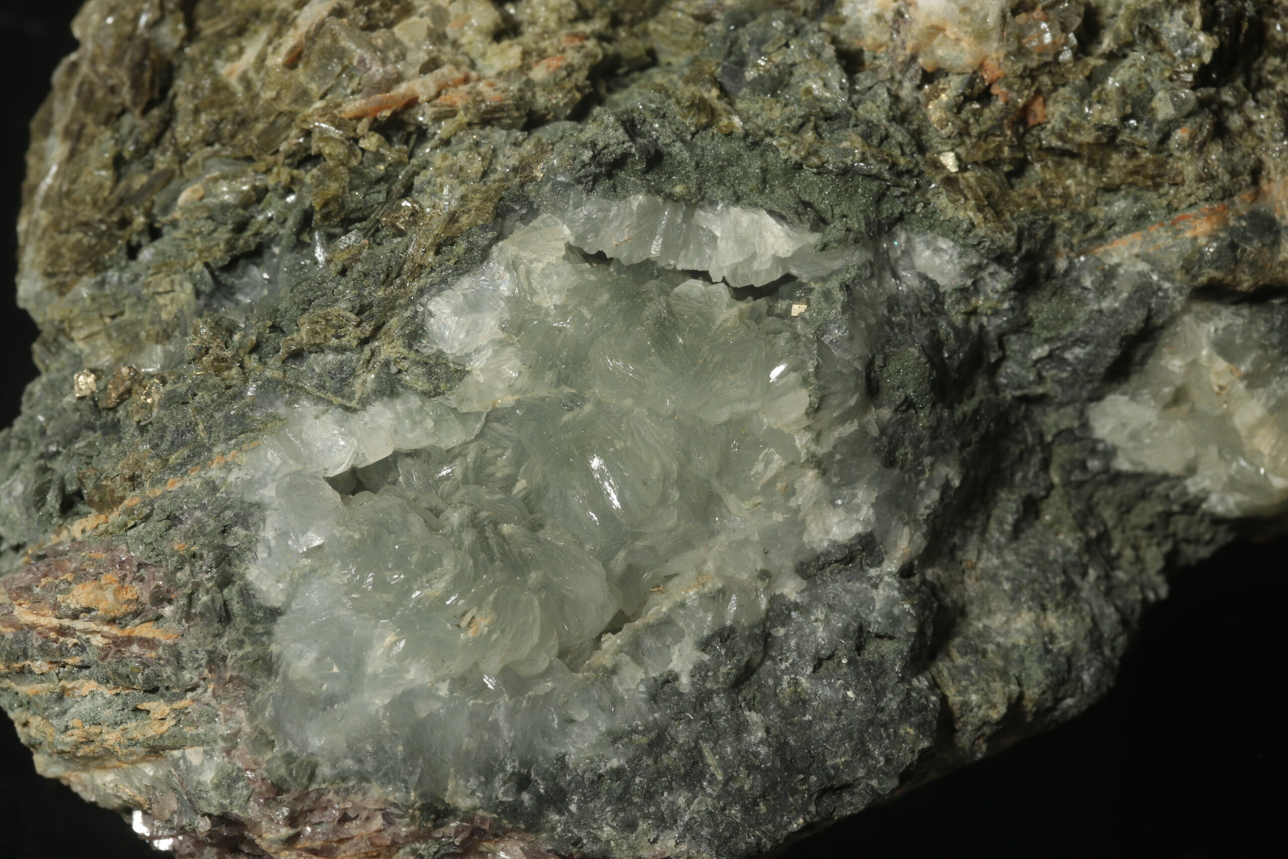 Clinozoisite, prehnite - Image 3