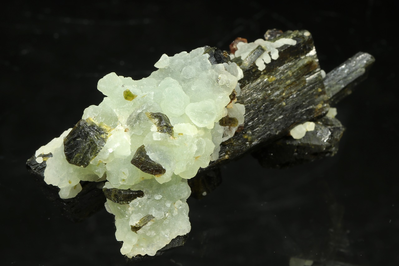 Epidote, prehnite, andradite - Image 2