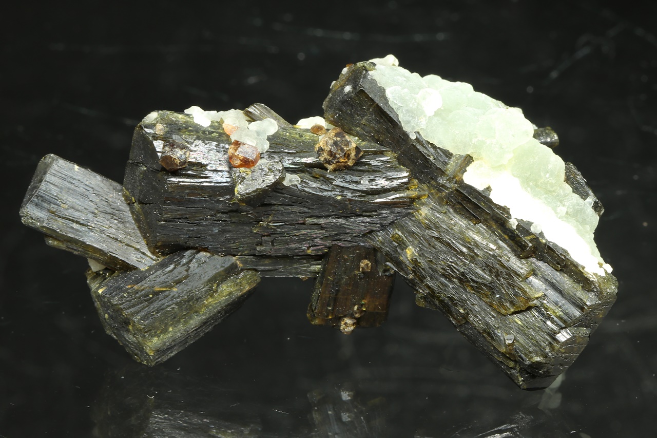 Epidote, prehnite, andradite - Image 6