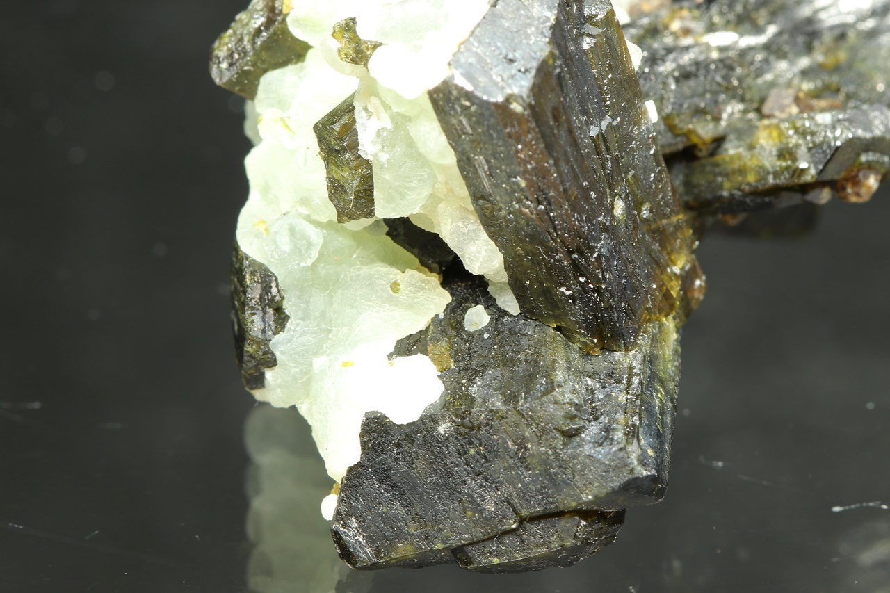 Epidote, prehnite, andradite - Image 9