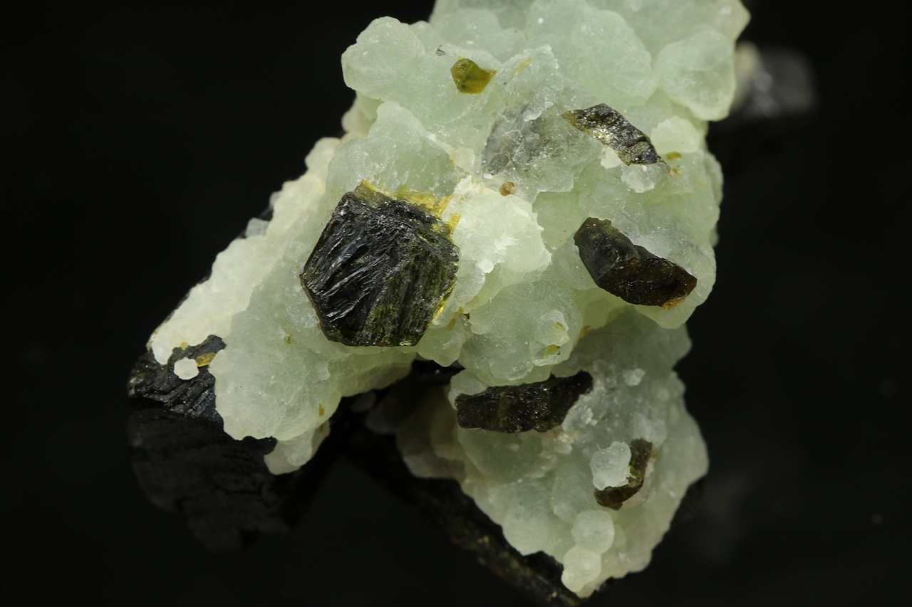 Epidote, prehnite, andradite - Image 10