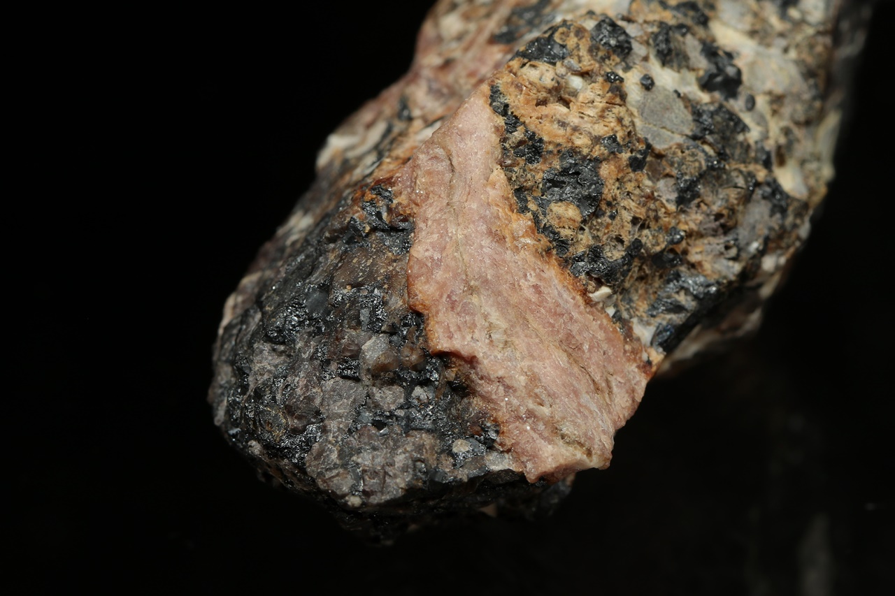 Bustamite, friedelite, willemite, franklinite - Image 6