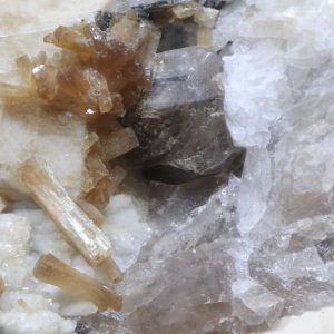 Stilbite, orthoclase, limonite