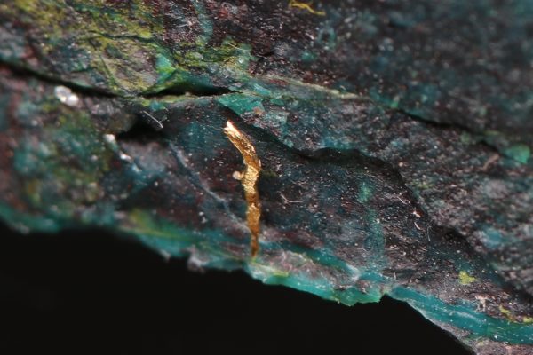 Gold, shattuckite