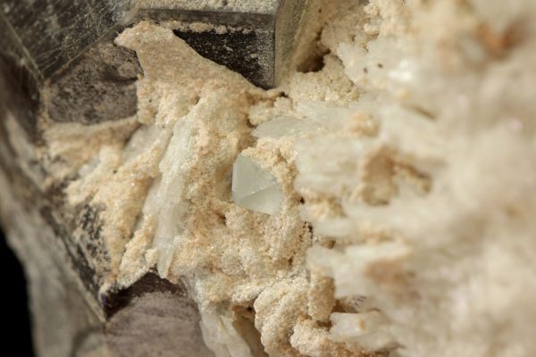 Topaz, albite, limonite - Image 3