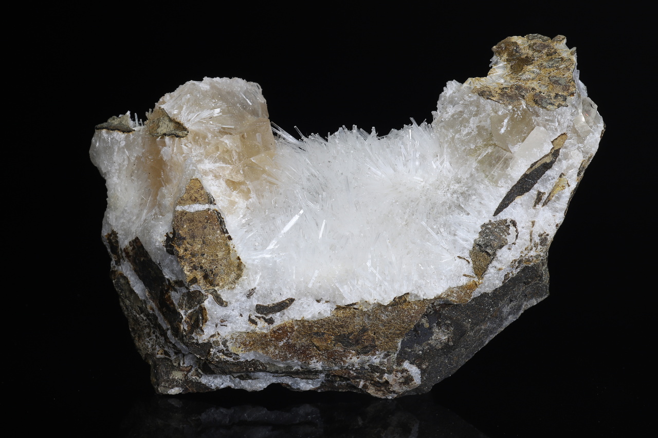 Natrolite, calcite - Image 4