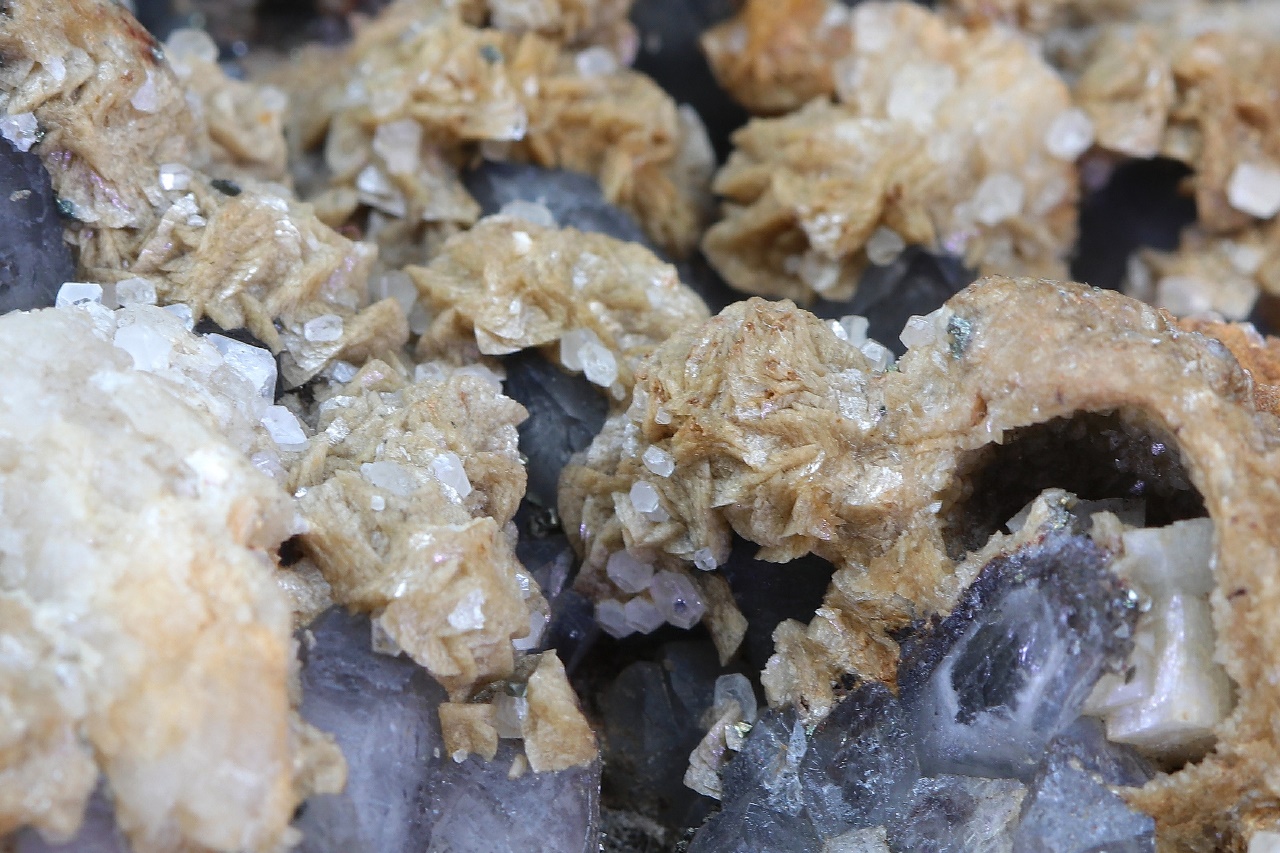 Dolomite, quartz - Image 6
