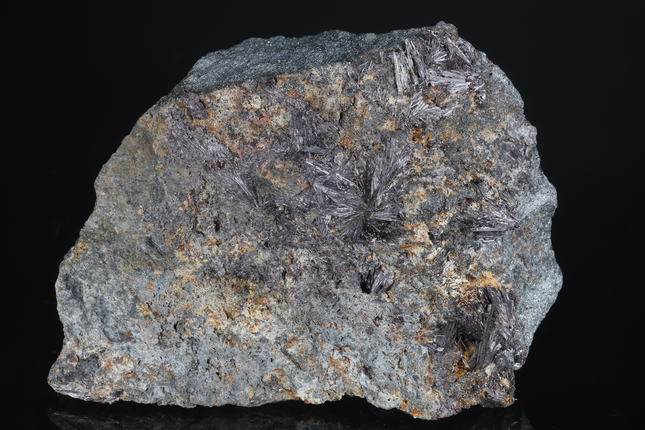 Kermesite, stibnite
