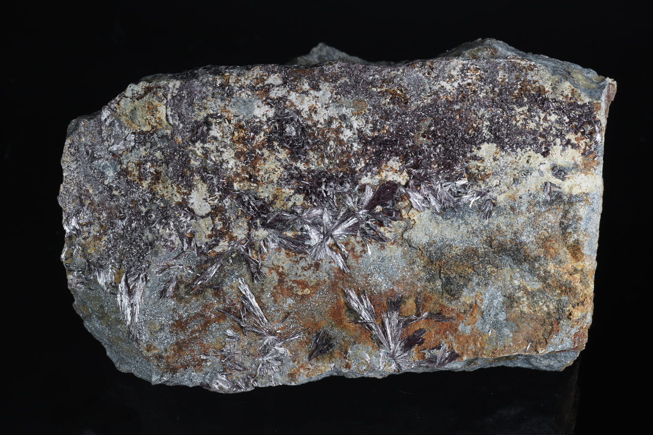 Kermesite, stibnite